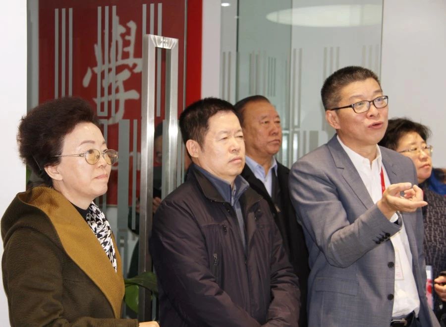 中稅協(xié)會長宋蘭（左一），稅務(wù)總局納服司副司長于耀財（左二）在ATA公司考試指揮中心視察全國考試情況。