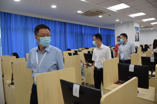 財政廳總會計師陳誠在成都考區巡考